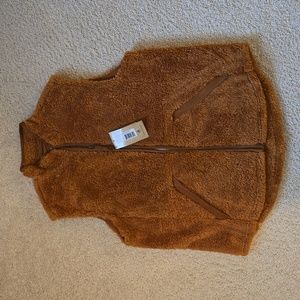 Legendary Whitetails fuzzy fleece vest. NWT. Large